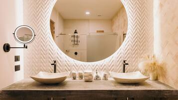 Deluxe-Apartment, eigener Pool | Badezimmer