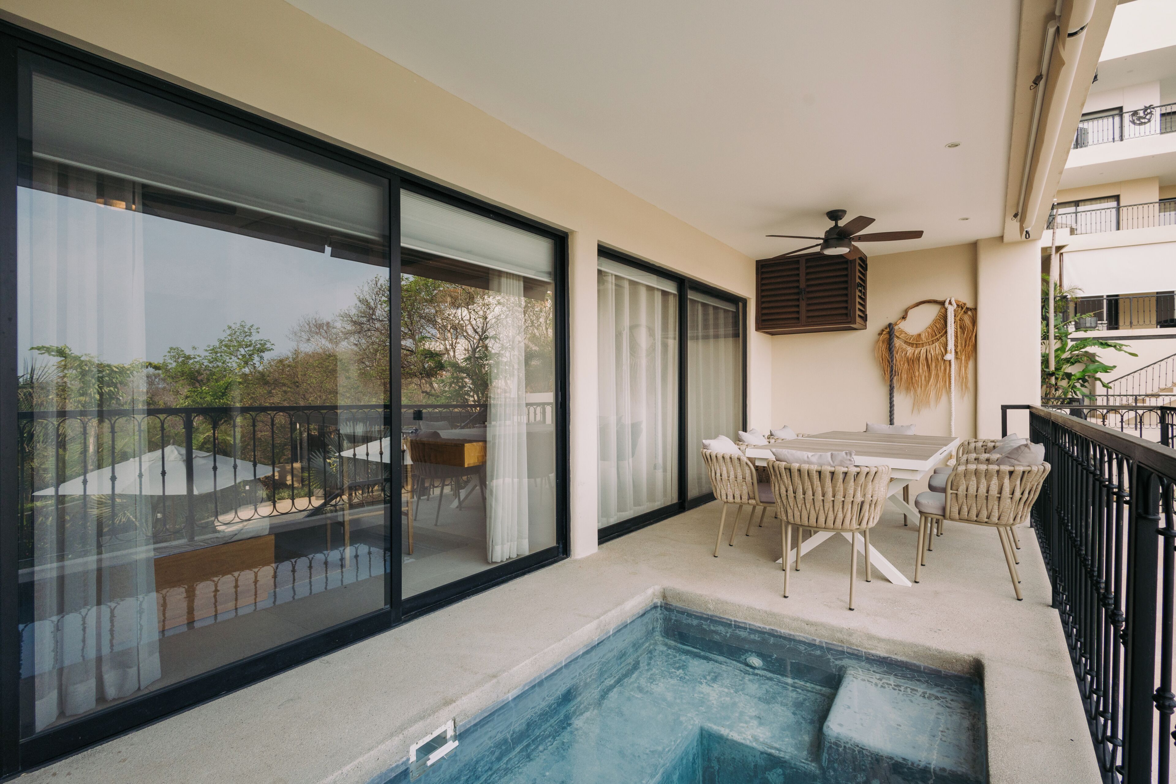 Deluxe-Apartment, eigener Pool | Speisen im Freien