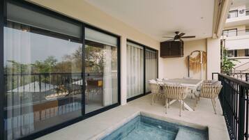 Deluxe-Apartment, eigener Pool | Speisen im Freien