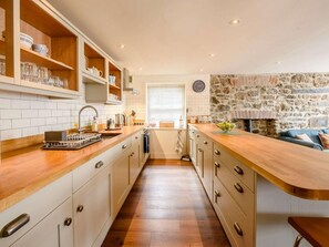 Oven, dishwasher, high chair, cookware/dishes/utensils - 3 Bed in Tenby (oc-fb095) (Tenby)