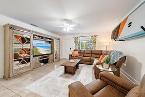 Living area - Castaways, Riverfront Oasis Kayak And Paddleboard (Jupiter)