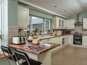 Oven, dishwasher, high chair, cookware/dishes/utensils - 4 Bed in Brecon (oc-bn151) (Defynnog)