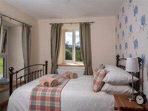 Travel cot, free WiFi, bed sheets - 4 Bed in Brecon (oc-bn151) (Defynnog)