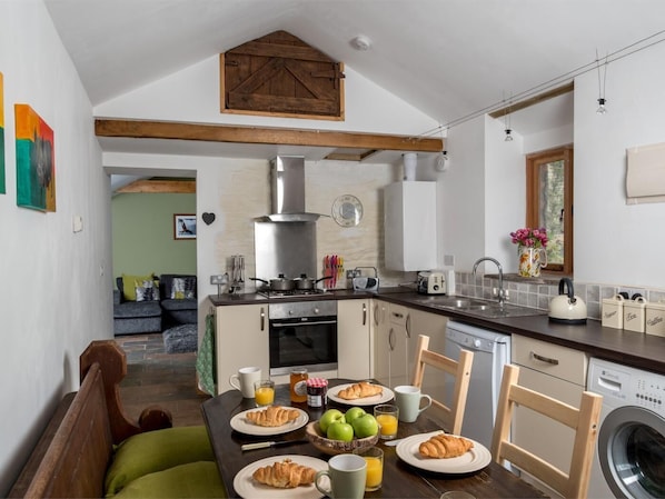 Dishwasher, highchair, cookware/dishes/utensils - 2 Bed in Brecon (oc-bn366) (Pengenffordd)