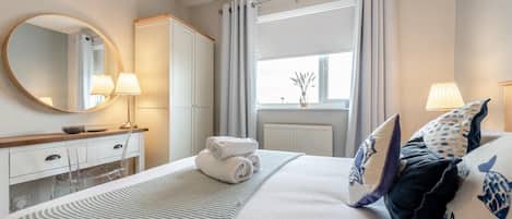3 bedrooms, travel cot, free WiFi, bed sheets