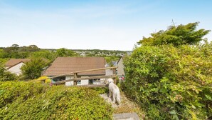 Un quartier résidentiel avec des maisons, un chien et un ciel dégagé.