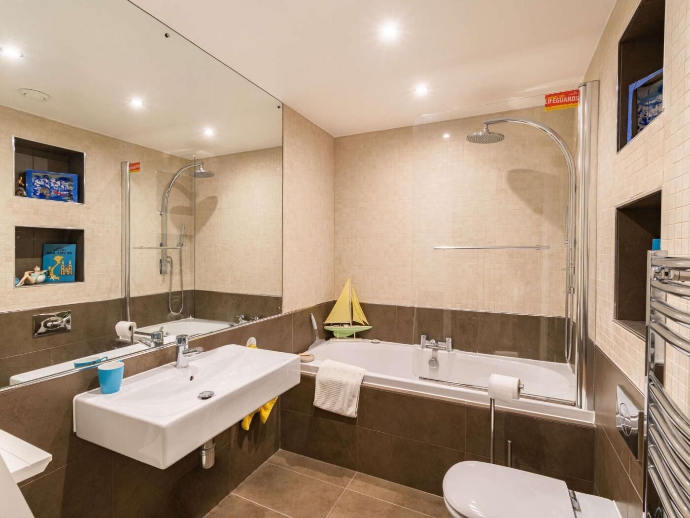 Ein modernes Badezimmer mit zwei Waschbecken, einer Badewanne, einer Toilette und einer Dusche.