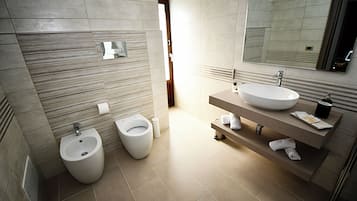 Doppia Deluxe | Bagno | Set di cortesia gratuito, asciugacapelli, asciugamani, sapone