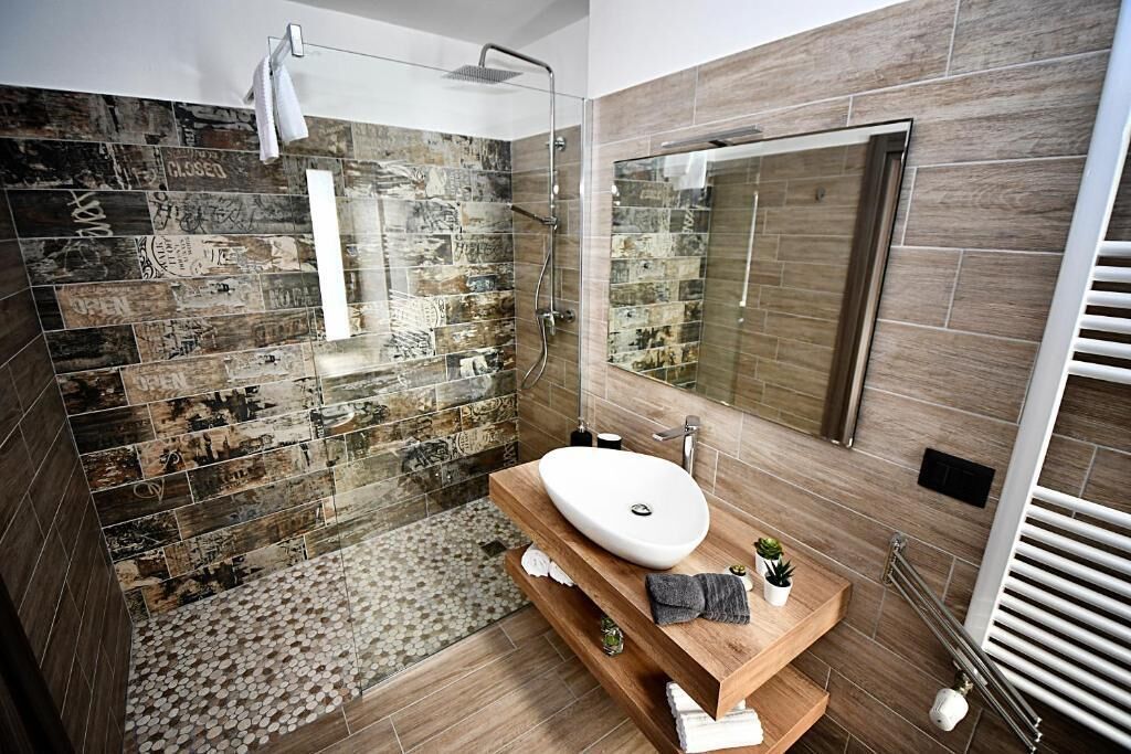 Doppia Deluxe, balcone, vista città | Bagno