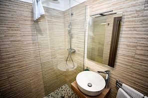 Standard Double Room | Bilik Mandi | Kelengkapan dandanan diri percuma, pengering rambut, tuala disediakan 