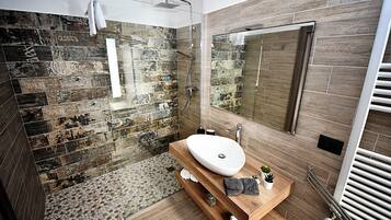 Deluxe-Doppelzimmer | Badezimmer | Kostenlose Toilettenartikel, Haartrockner, Handtücher, Seife