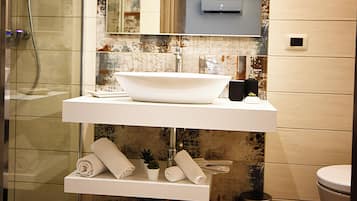 Doppia Luxury | Bagno | Set di cortesia gratuito, asciugacapelli, asciugamani, sapone
