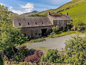 Exterior - 4 Bed in Brecon (oc-bn107) (Glyn Tarell)