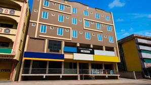 Monikerroksinen rakennus, jossa on kyltti, jossa lukee ”Townhouse Oak”, ja pyörätuolilla kulkemisen mahdollistava symboli.