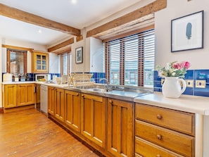 Oven, dishwasher, high chair, cookware/dishes/utensils - 3 Bed in Brecon (oc-bn430) (Llangorse)