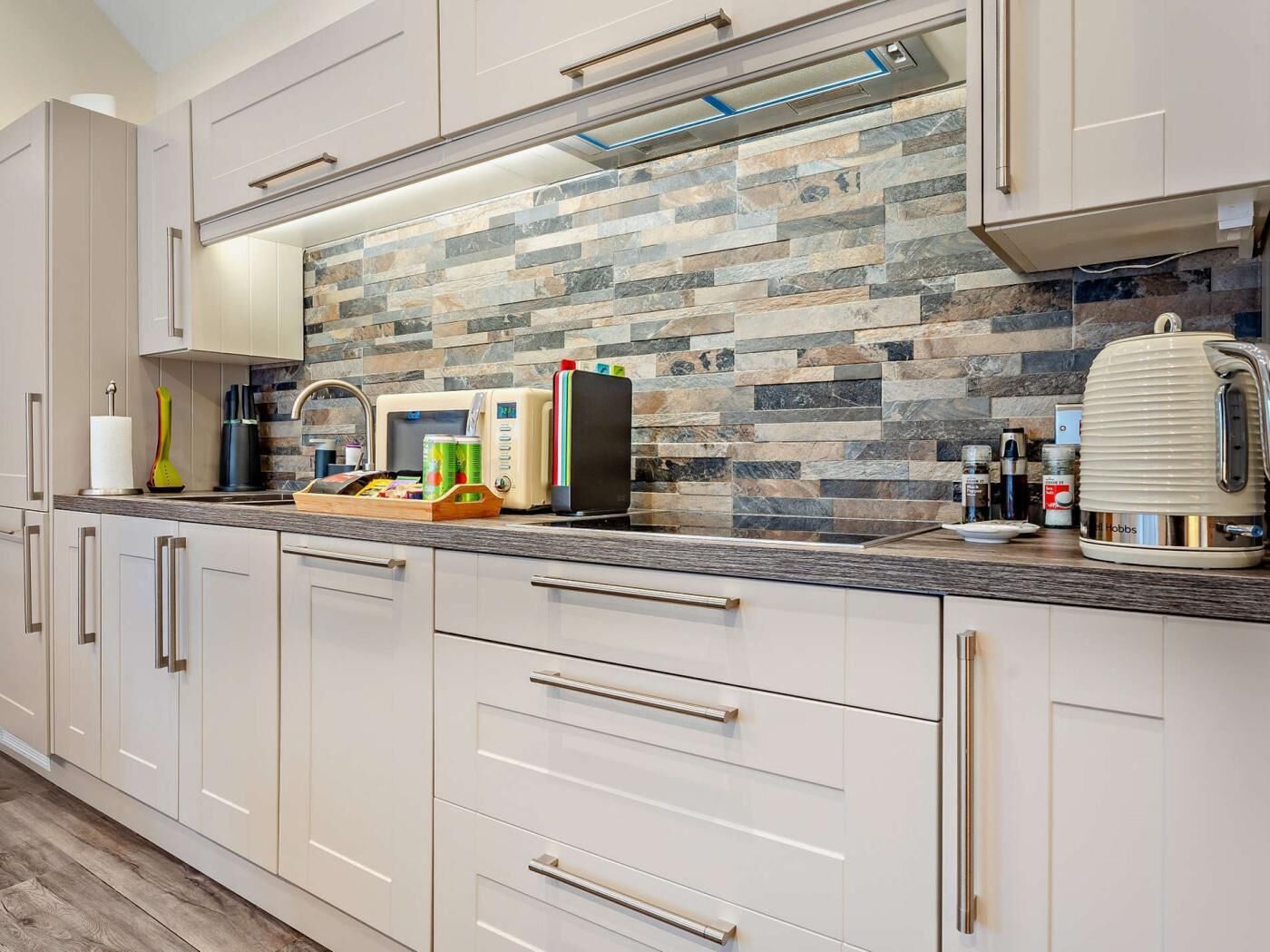 Oven, dishwasher, cookware/dishes/utensils