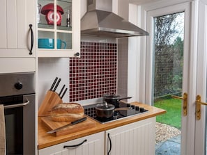 Oven, high chair, cookware/dishes/utensils - 2 Bed in Brecon (oc-bn181) (Talybont-on-Usk)
