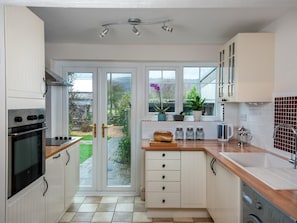 Oven, high chair, cookware/dishes/utensils - 2 Bed in Brecon (oc-bn181) (Talybont-on-Usk)