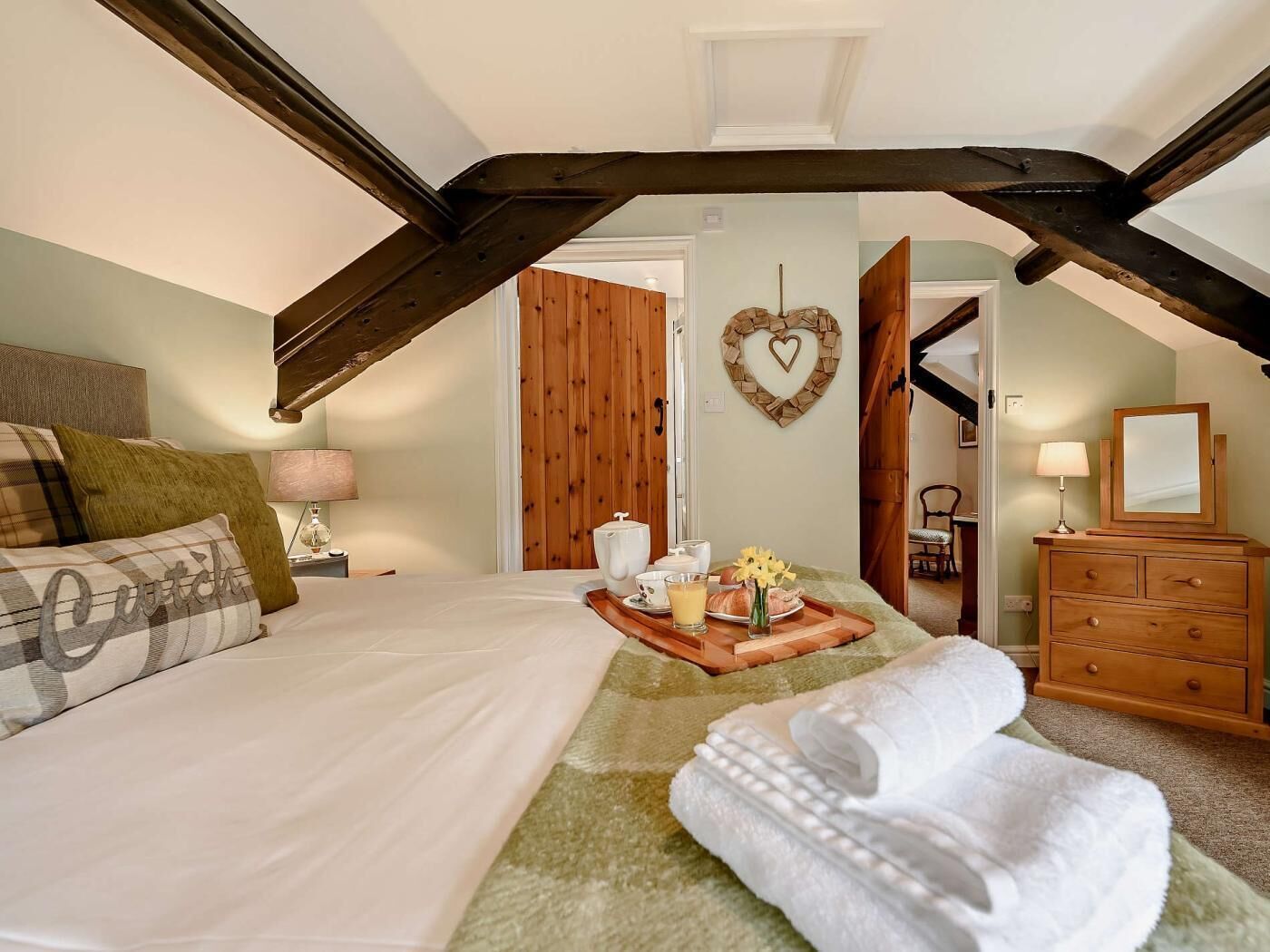 2 bedrooms, iron/ironing board, travel cot, free WiFi