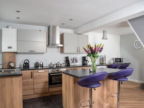 Oven, dishwasher, highchair, cookware/dishes/utensils - 1 Bed in Builth Wells (oc-bn274) (Builth Wells)