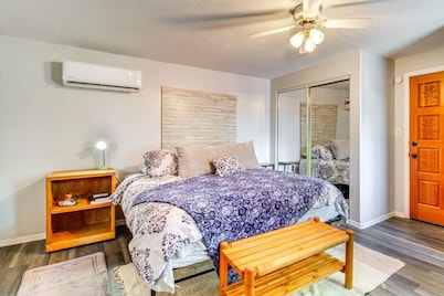 Bosque Farms Cottage w Patio, Grill & Fire Pit