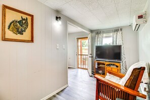 TV, fireplace, books - Bosque Farms Cottage w Patio, Grill & Fire Pit (Peralta)