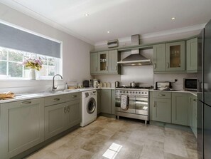 Oven, dishwasher, high chair, cookware/dishes/utensils - 6 Bed in Saundersfoot (oc-fb218) (Saundersfoot)