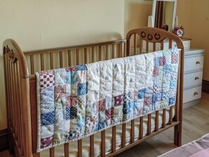 Travel cot, free WiFi, bed sheets - 6 Bed in Saundersfoot (oc-fb218) (Saundersfoot)