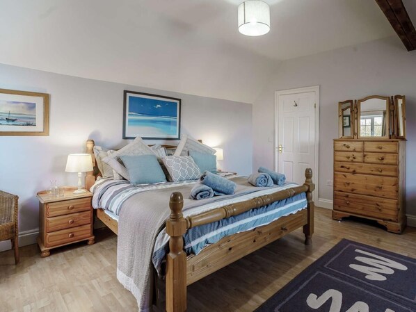 Travel cot, free WiFi, bed sheets - 6 Bed in Saundersfoot (oc-fb218) (Saundersfoot)