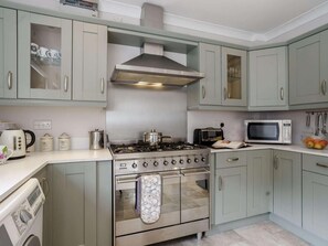 Oven, dishwasher, high chair, cookware/dishes/utensils - 6 Bed in Saundersfoot (oc-fb218) (Saundersfoot)
