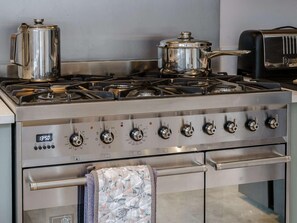 Oven, dishwasher, high chair, cookware/dishes/utensils - 6 Bed in Saundersfoot (oc-fb218) (Saundersfoot)