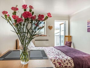 3 bedrooms, travel cot, free WiFi, bed sheets - 3 Bed in Freshwater East (oc-fb277) (Freshwater East)