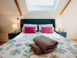 Travel cot, free WiFi, bed sheets - 1 Bed in Tenby (oc-fb286) (Tenby)