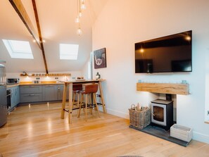Oven, dishwasher, high chair, cookware/dishes/utensils - 1 Bed in Tenby (oc-fb286) (Tenby)