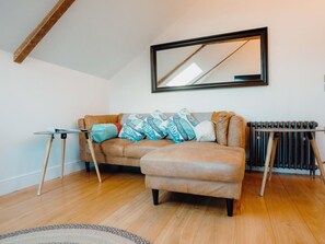 TV - 1 Bed in Tenby (oc-fb286) (Tenby)