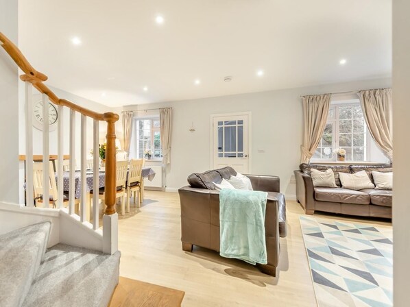 Living area - 2 Bed in Tenby (oc-fb303) (Tenby)
