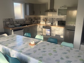 Private kitchen - House with an enclosed garden, 10 minutes from the ocean; sleeps 4 to 12 people (La Fresnais)