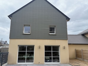 Exterior - House with an enclosed garden, 10 minutes from the ocean; sleeps 4 to 12 people (La Fresnais)