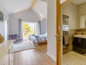 Travel cot, free WiFi, bed sheets - 3 Bed in Saundersfoot (oc-fb248) (Saundersfoot)