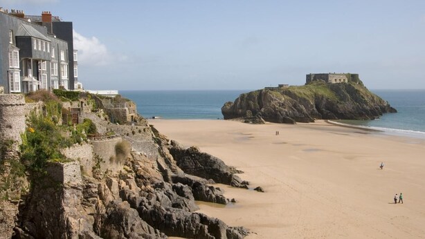 A coastal beach with a historic building and a fort on a cliff. - 3 Bed in Tenby (oc-fb174) (Tenby)