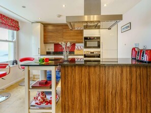 Oven, dishwasher, highchair, cookware/dishes/utensils - 3 Bed in Tenby (oc-fb273) (Tenby)