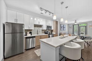 Private kitchen - Modern Luxe Condo in West Midtown Atlanta (Atlanta)