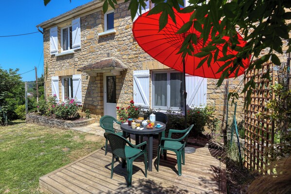 Outdoor dining - Gite de Pierre, a vacation rental in a restored farmhouse. In the heart of the Périgord Noir (Carsac-Aillac)