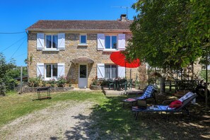 Outdoor dining - Gite de Pierre, a vacation rental in a restored farmhouse. In the heart of the Périgord Noir (Carsac-Aillac)