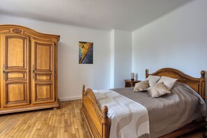 Room - Gite de Pierre, a vacation rental in a restored farmhouse. In the heart of the Périgord Noir (Carsac-Aillac)