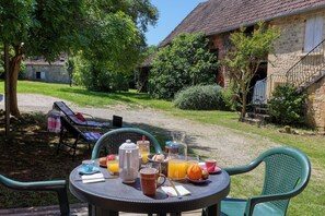 Outdoor dining - Gite de Pierre, a vacation rental in a restored farmhouse. In the heart of the Périgord Noir (Carsac-Aillac)