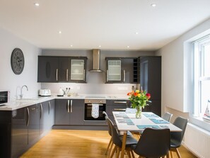 Oven, dishwasher, high chair, cookware/dishes/utensils - 2 Bed in Tenby (oc-fb284) (Tenby)