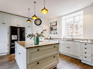 Highchair, cookware/dishes/utensils - 4 Bed in Brixham (oc-81367) (Brixham)