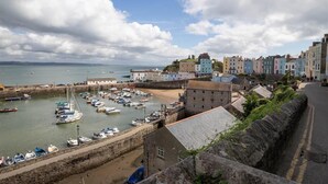 A coastal town with a harbor, stone buildings, and a clear sky. - 2 Bed in Tenby (oc-fb261) (Tenby)