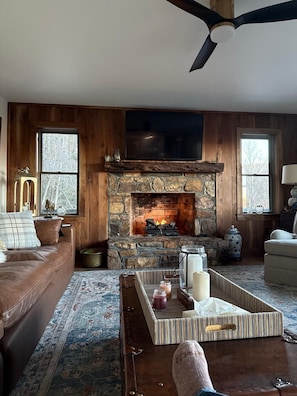 Smart TV -  4-bedroom mountain cabin in fantastic Spruce Pine with amazing views (Spruce Pine)